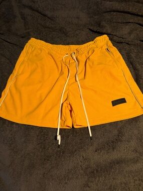 Men's Athletic Mesh Shorts in Vibrant Yellow with Drawstring